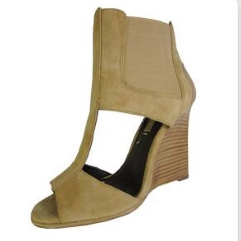 BCBGMAXAZRIA Wedge Heels in Camel